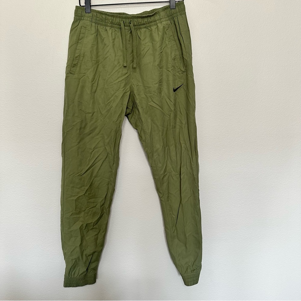 Nike sportswear men’s size L large Players Woven Jogger Pants 934592-385 green